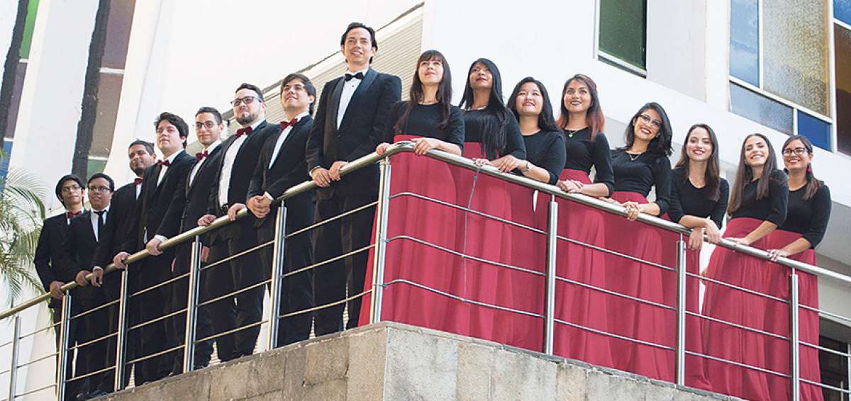En la gr&aacute;fica consta una parte de los integrantes del Coro de la Universidad Cat&oacute;lica Santiago de Guayaquil, que participar&aacute; en el encuentro coral. &Aacute;lex Mora (centro) es el director. 