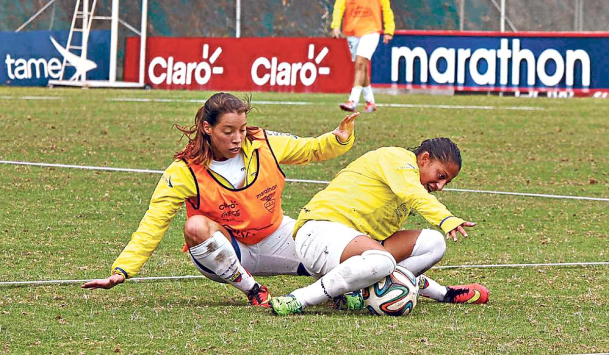 La defensa derecha Kerly Real (der.) disputa el bal&oacute;n con la delantera Giannina Lattanzio, durante un entrenamiento en la Casa de la Selecci&oacute;n. Foto: Santiago Aguirre / El Tel&eacute;grafo