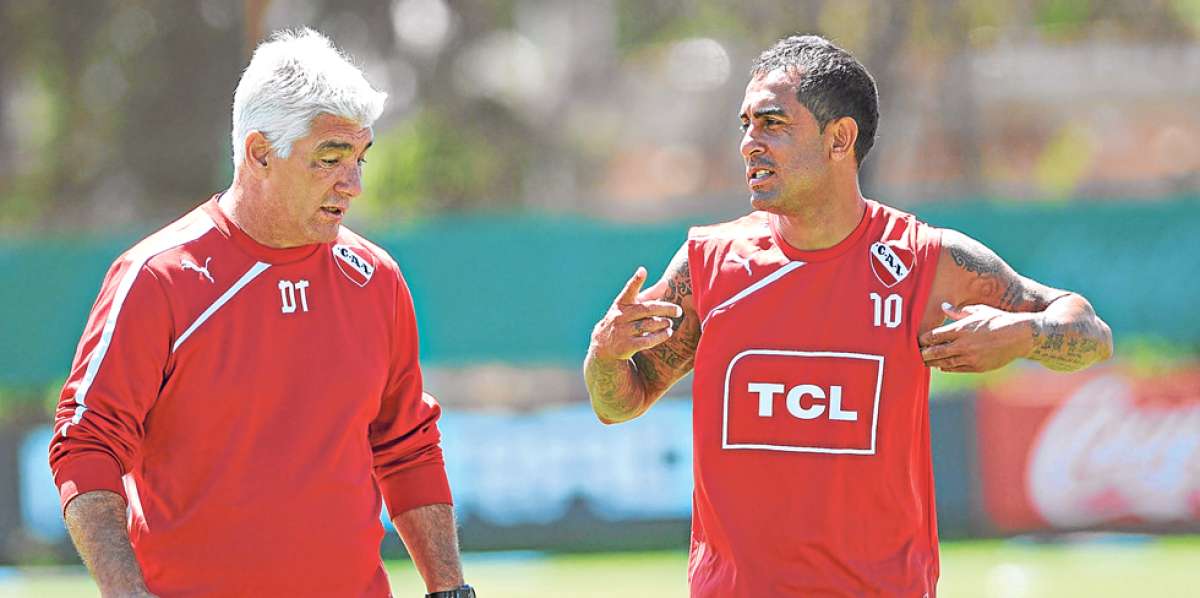 Omar De Felippe (i) durante su paso por el Independiente, conversa con Daniel el &lsquo;Rolfi&rsquo; Montenegro. Foto: Internet