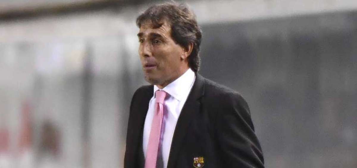 Guillermo Almada vive las horas m&aacute;s cr&iacute;ticas como DT de Barcelona. 
