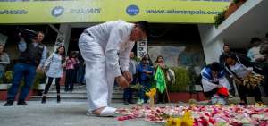 Un ritual para "limpiar" las instalaciones tambi&eacute;n tuvo lugar en la sede de PAIS.