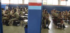    &rarr;Alumnos de bachillerato de la Academia Naval Guayaquil acudieron a su primer d&iacute;a de clases. Los maestros explicaron las normativas vigentes.