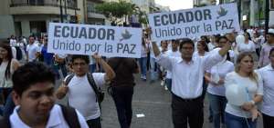 La avenida 9 de Octubre en Guayaquil recibi&oacute; a miles de ciudadanos que exigieron paz en el territorio ecuatoriano. 