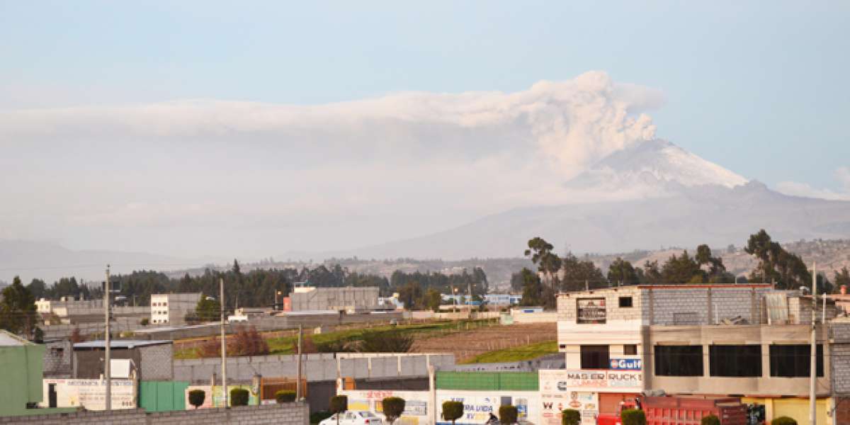 Las emisiones de vapor y gas, con contenido bajo de ceniza, llegaron hasta 2.000 metros sobre el nivel del cr&aacute;ter del Cotopaxi. Foto: Silvia Osorio/El Tel&eacute;grafo
