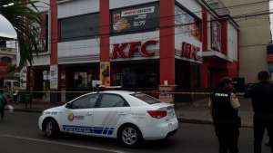 El local y sus alrededores fueron evacuados la tarde del lunes tras recibir las llamadas que alertaban sobre la supuesta presencia de un explosivo.