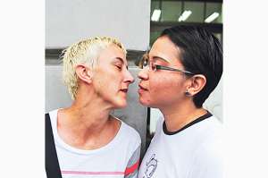Jueza notifica sobre audiencia a nueva pareja de lesbianas