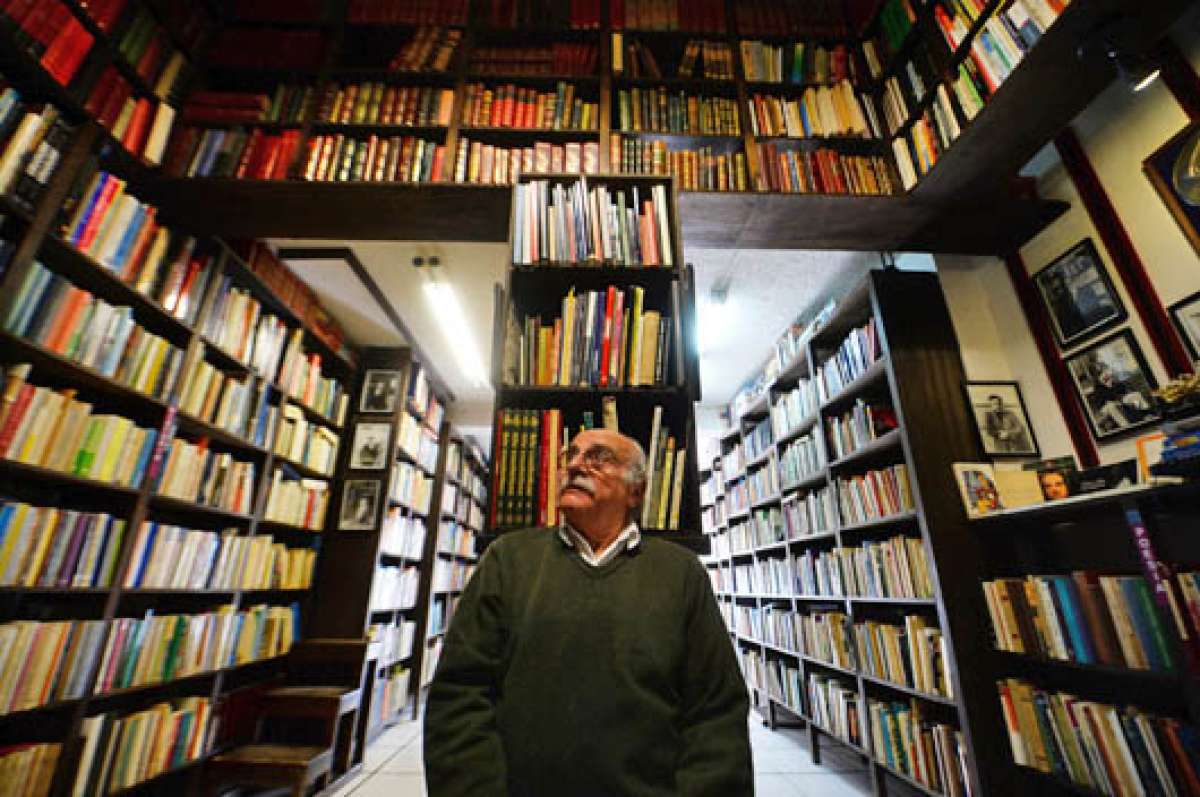 Osvaldo Rodr&iacute;guez Ituarte, librero. Naci&oacute; en Uruguay. Editoriales: Alfa, Monte &Aacute;vila, Alianza y Diana. Nombre de la librer&iacute;a: Sur Libros. Direcci&oacute;n de la librer&iacute;a: Robles E4 - 173 y Juan Le&oacute;n Mera. La Mariscal. Tel&eacute;fono: 2908517. Foto: Santiago Aguirre.