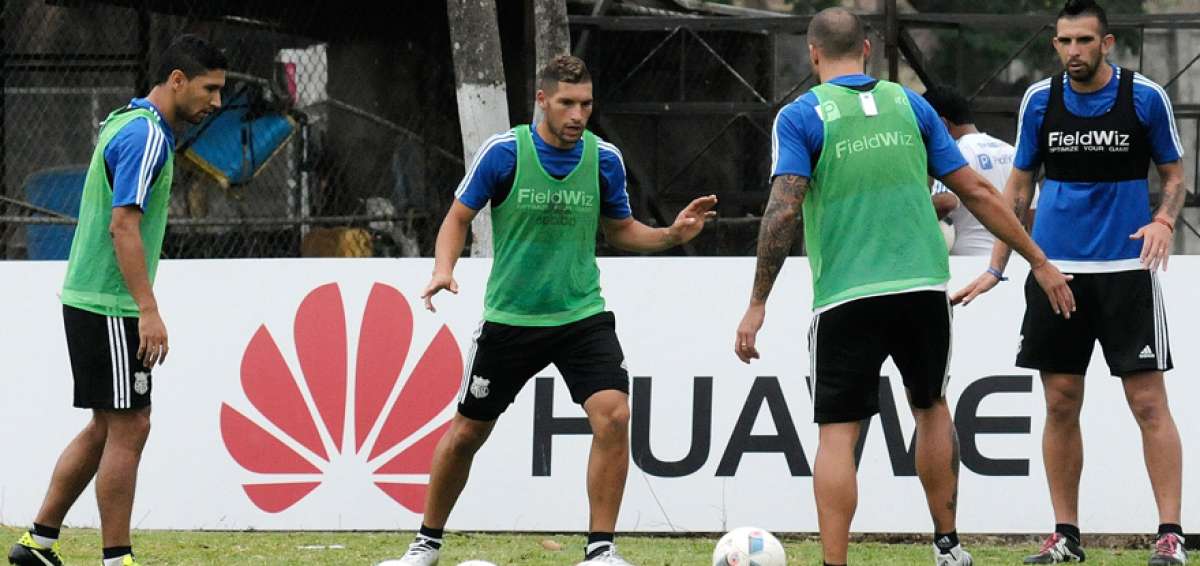 Guanca (centro) jug&oacute; 43 partidos del torneo 2016 y convirti&oacute; 21 goles. Gim&eacute;nez (i) y Stracqualursi (d) se fueron.