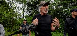 El cantante Roger Waters estuvo dos horas en Lago Agrio, donde convers&oacute; con los lugare&ntilde;os sobre las consecuencias de la contaminaci&oacute;n petrolera.