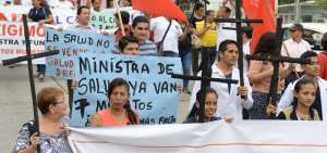 Los manifestantes denunciaron que desde el cierre del nosocomio han fallecido seis pacientes y un trabajador.