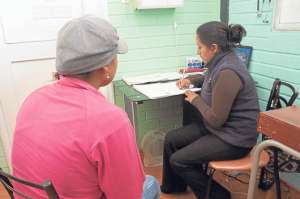 En la oficina de apoyo para los adolescentes, la atenci&oacute;n es m&aacute;s personal y c&aacute;lida. Foto: Silvia Osorio |  para El Tel&eacute;grafo