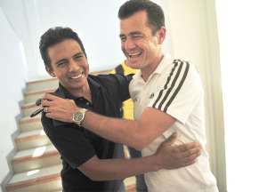 Carlos Vera (der.) saluda al ex &aacute;rbitro Javier Zambrano durante la rueda de prensa que dio ayer en Portoviejo. La Copa Libertadores es su pr&oacute;ximo reto. Foto: Rodolfo P&aacute;rraga.