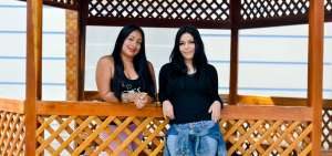 Las mantenses Yadira Reyes (i) y Jahaira Bazurto se conocieron esta semana y hablaron del 16-A. Las dos cuentan sus historias posterremoto.
