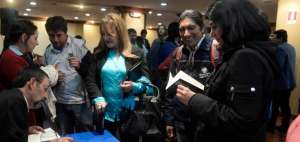Libro 'No me toques' expone historias de violencia contra las mujeres.