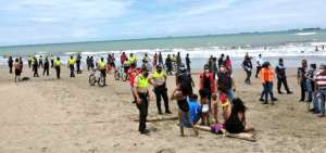 En las playas de Esmeraldas hubo control policial para que se cumpla el distanciamiento.
