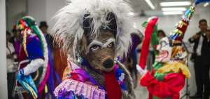 Bailes y personajes tradicionales fueron parte del lanzamiento de las fiestas de Riobamba, ayer en Quito. 