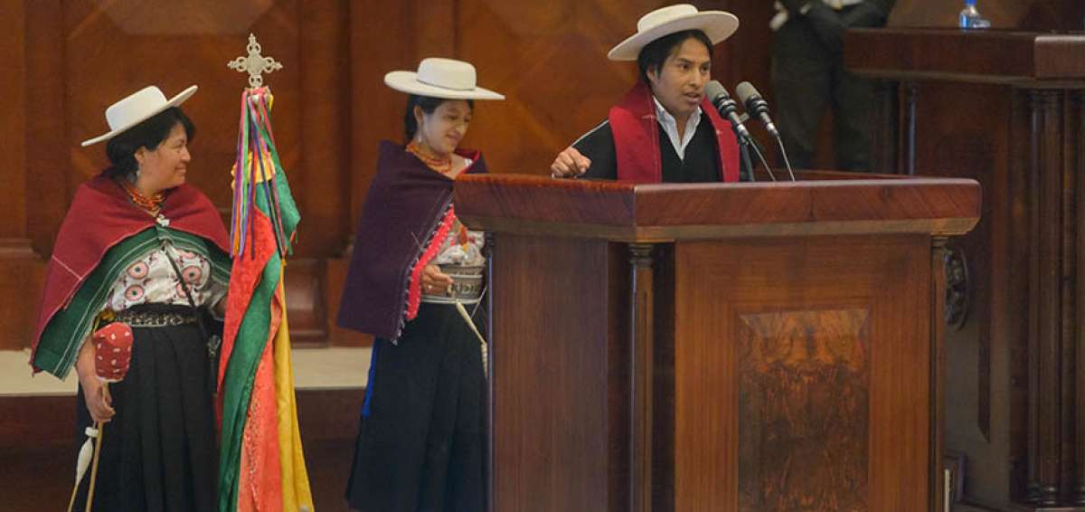 Andr&eacute;s Masaquiza, presidente de la junta parroquial de Salasaca, recibi&oacute; el reconocimiento en la Asamblea en nombre del colectivo. Estuvo acompa&ntilde;ado de miembros vestidos con trajes t&iacute;picos.
