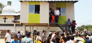 Robinson Moreira ense&ntilde;&oacute; su casa al presidente Correa. El agricultor recibir&aacute; la obra en diciembre pr&oacute;ximo.