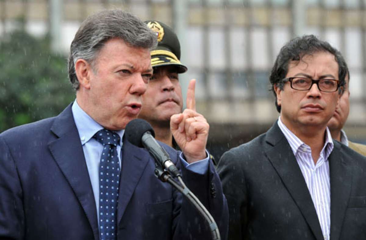 El presidente de Colombia, Juan Manuel Santos (izq.), ha dicho varias veces que si un juez lo ordena, Gustavo Petro (der.) volver&aacute; a la Alcald&iacute;a. FOTO: AFP.