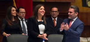 El presidente de la Asamblea, Jos&eacute; Serrano, tom&oacute; el juramento a la nueva vicepresidenta de la Rep&uacute;blica, Mar&iacute;a Alejandra Vicu&ntilde;a.