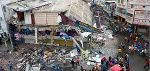 En Portoviejo, edificios, casas y diferentes construcciones colapsaron totalmente por el poderoso terremoto ocurrido un poco antes de las 19:00 del s&aacute;bado.    