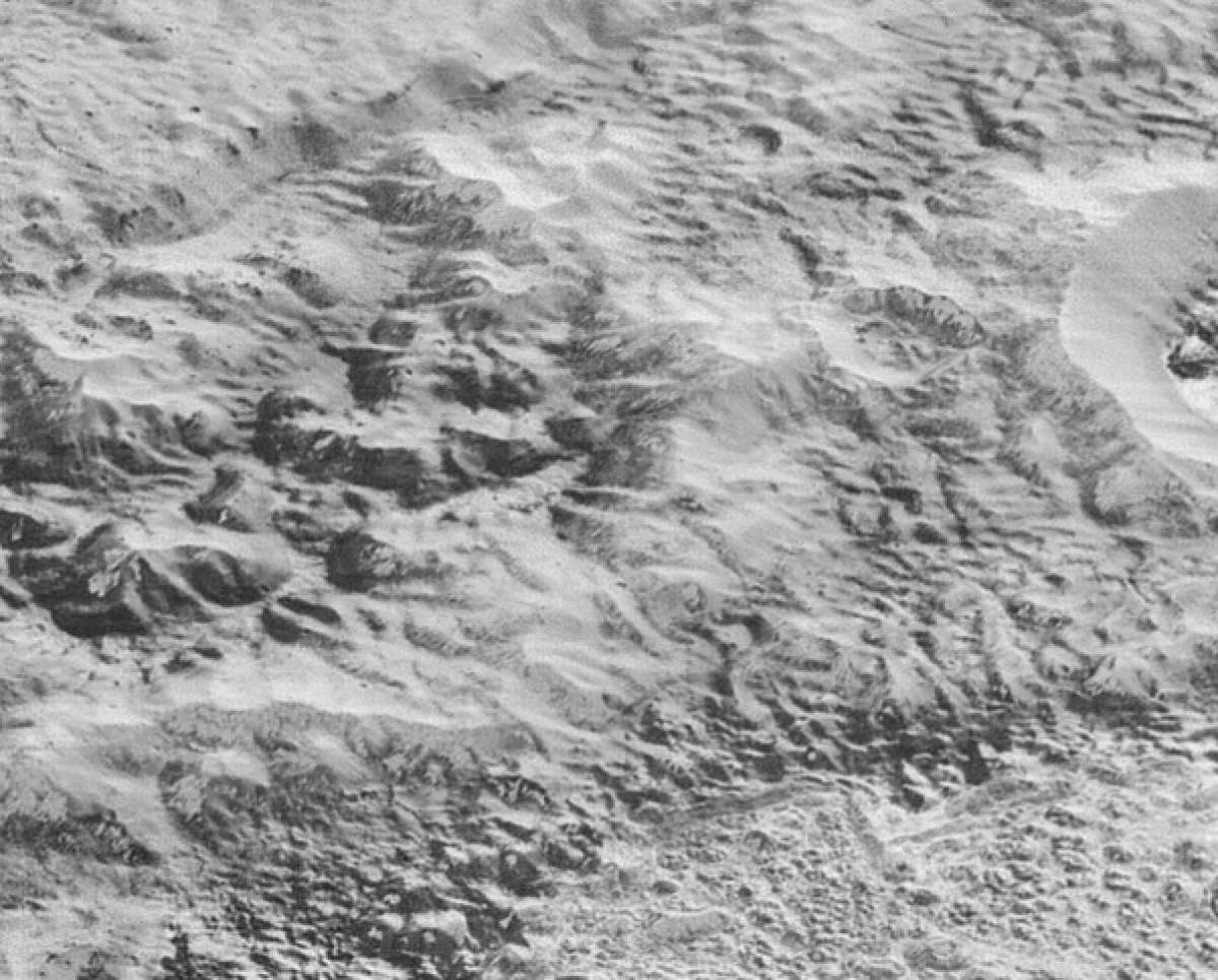 Las im&aacute;genes revelan variaciones geogr&aacute;ficas del planeta enano. Foto: NASA