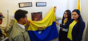 Colegio Mej&iacute;a rindi&oacute; homenaje a Eloy Alfaro en el expenal Garc&iacute;a Moreno