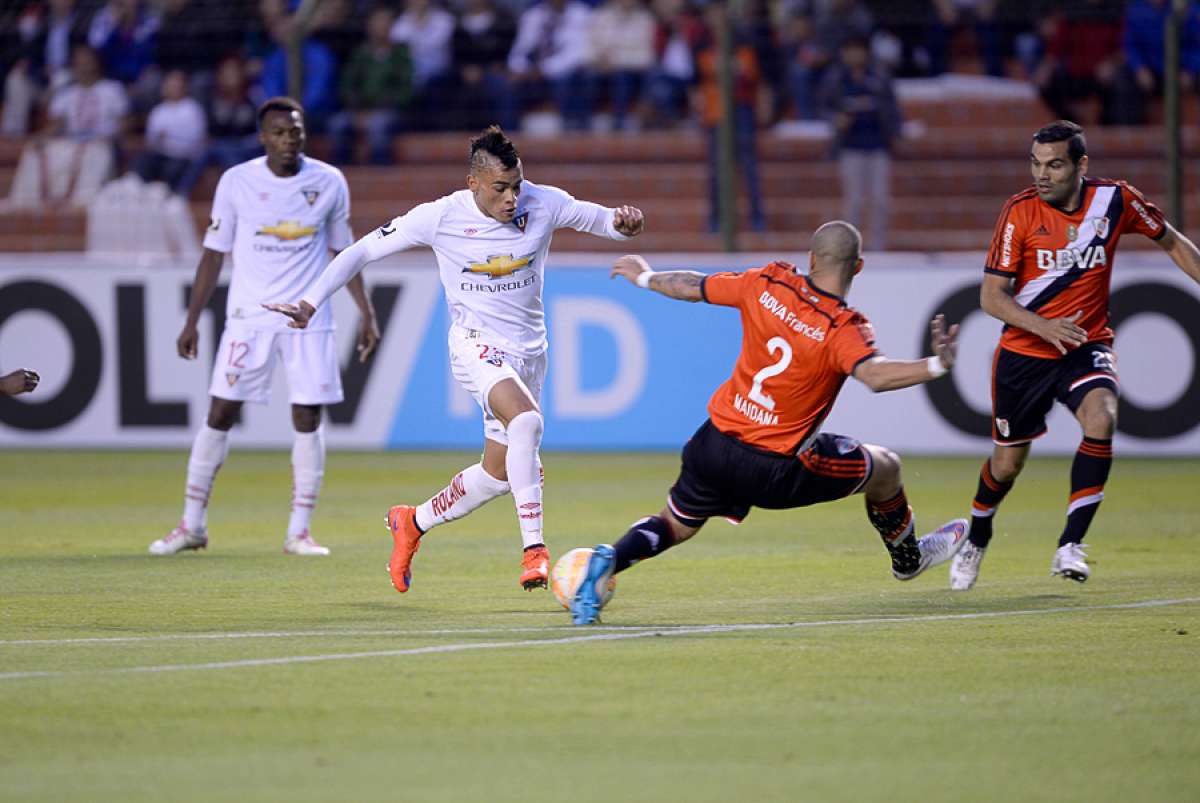 El delantero uruguayo Jonathan &Aacute;lvez (izq.) domina el bal&oacute;n ante la marca del central de River Plate, Jonathan Maidana, durante el juego en Casa Blanca. Foto: &Aacute;lvaro P&eacute;rez /El Telegrafo