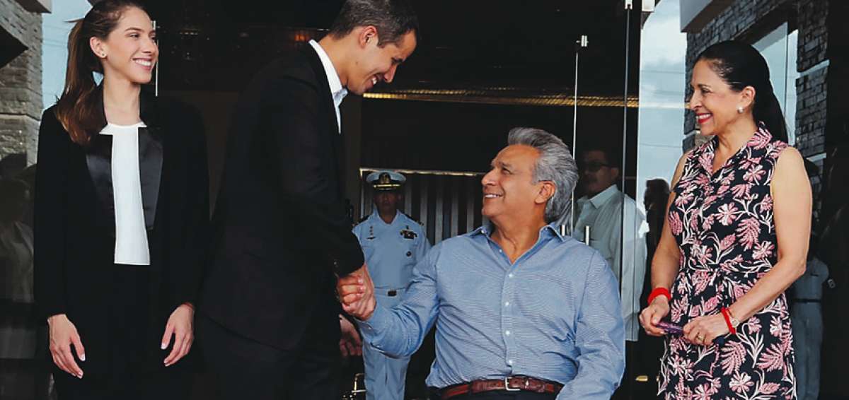 Los presidentes de Ecuador e interino de Venezuela se estrechan la mano al arribo del segundo a la base a&eacute;rea de Salinas, donde se reunieron este s&aacute;bado.   