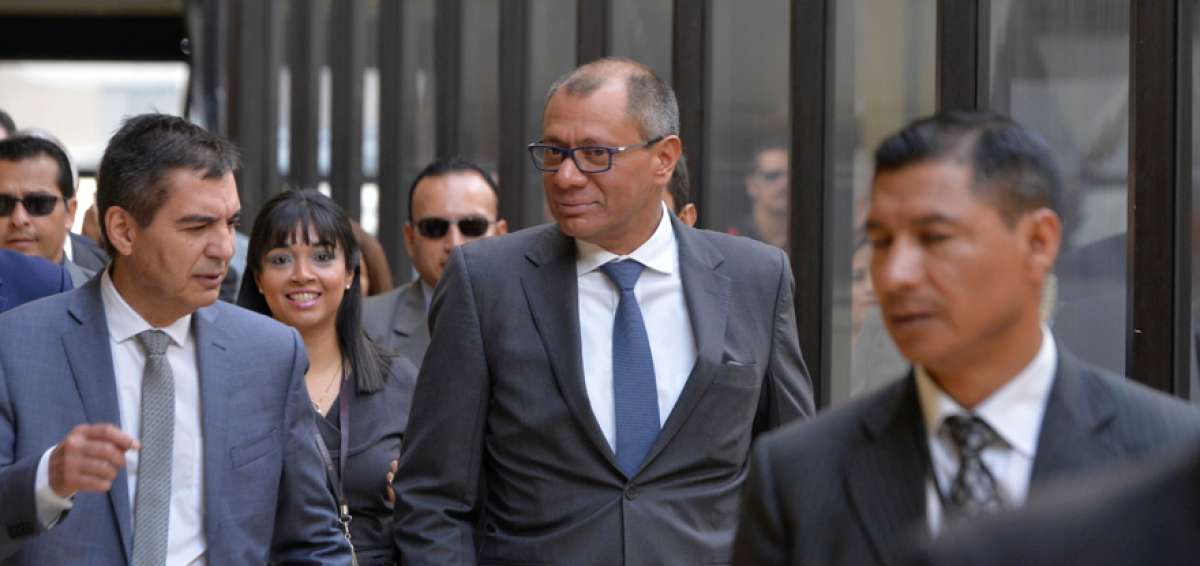 Fernando C&eacute;sar Ferreira (izq.), secretario Ejecutivo de la Olade, recibi&oacute; al vicepresidente de la Rep&uacute;blica, Jorge Glas (centro), instantes previos al evento.