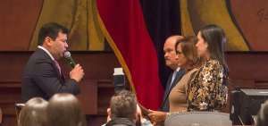 C&eacute;sar Litardo presta juramento antes de su posesi&oacute;n como presidente de la Asamblea Nacional, ante Elizabeth Cabezas y la directiva saliente.