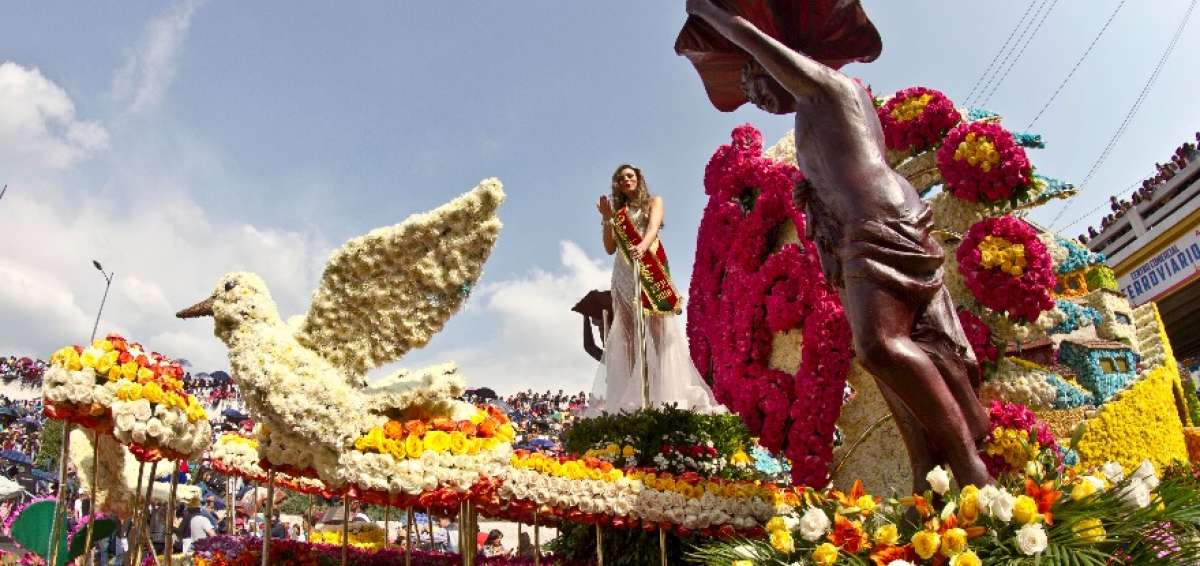 Coloridos carros aleg&oacute;ricos en tradicional desfile de Ambato