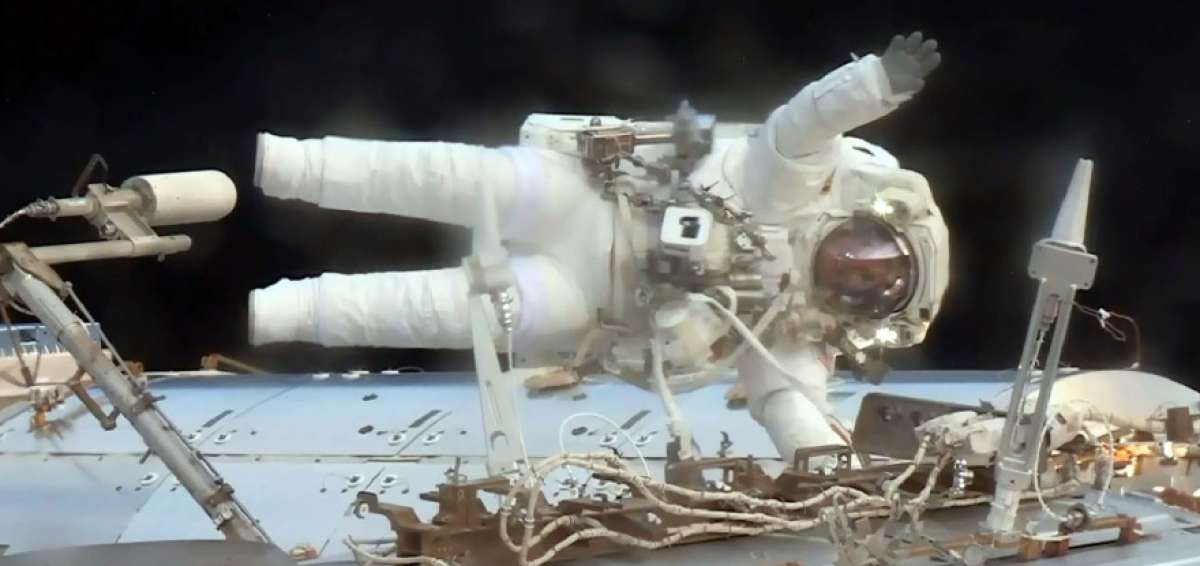 La caminata de los astronautas Peggy Whitson (foto) y Jack Fischer comenz&oacute; a las 06:20 (hora de Ecuador) y se esperaba que dure dos horas y media. 