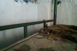 En uno de los centros se encontr&oacute; esposas adheridas a las camas. Los internos denunciaron maltratos. Foto: Fiscal&iacute;a