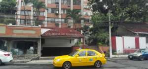 Diez personas fueron evacuadas del condominio debido a la emergencia.