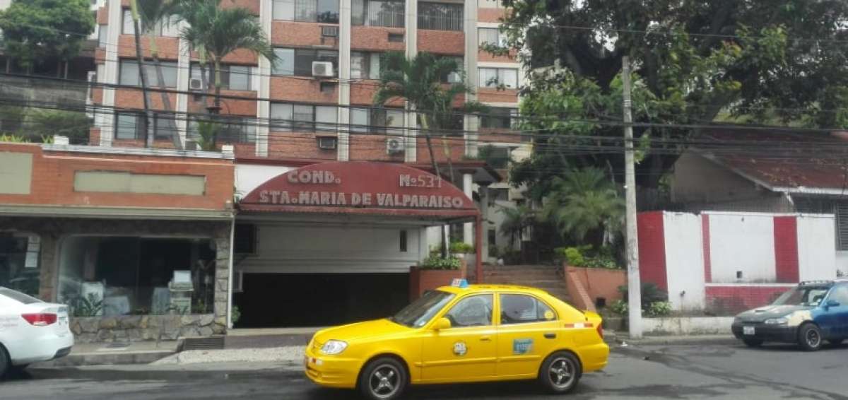 Diez personas fueron evacuadas del condominio debido a la emergencia.