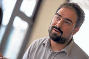 Gustavo Puerta Leisse, cr&iacute;tico de literatura infantil y juvenil. Ocupaci&oacute;n: Director de la Escuela Peripat&eacute;tica de Literatura Infantil, docente y tallerista. Nacionalidad: Venezolana. Educaci&oacute;n: Lcdo en Filosof&iacute;a (Universidad Cat&oacute;lica Andr&eacute;s Bello).