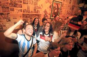 Un hincha argentino festej&oacute; el vicecampeonato del mundo de su Selecci&oacute;n en medio de aficionados alemanes que se reunieron en un bar de Buenos Aires para observar la final de la Copa. Fotos: AFP