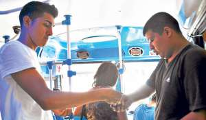 Los ciudadanos a&uacute;n tienen que pagar el pasaje a los ayudantes. Seg&uacute;n los usuarios no se ha modernizado la transportaci&oacute;n urbana de Machala. Foto: Fabricio Cruz/ El Tel&eacute;grafo