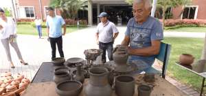 El alfarero Fernando Vargas, de 65 a&ntilde;os, viene ejerciendo esta tradici&oacute;n que hered&oacute; de su padre y de su abuelo. Indica que gracias a su oficio ha recorrido Ecuador y ha llevado el sustento econ&oacute;mico a su familia.