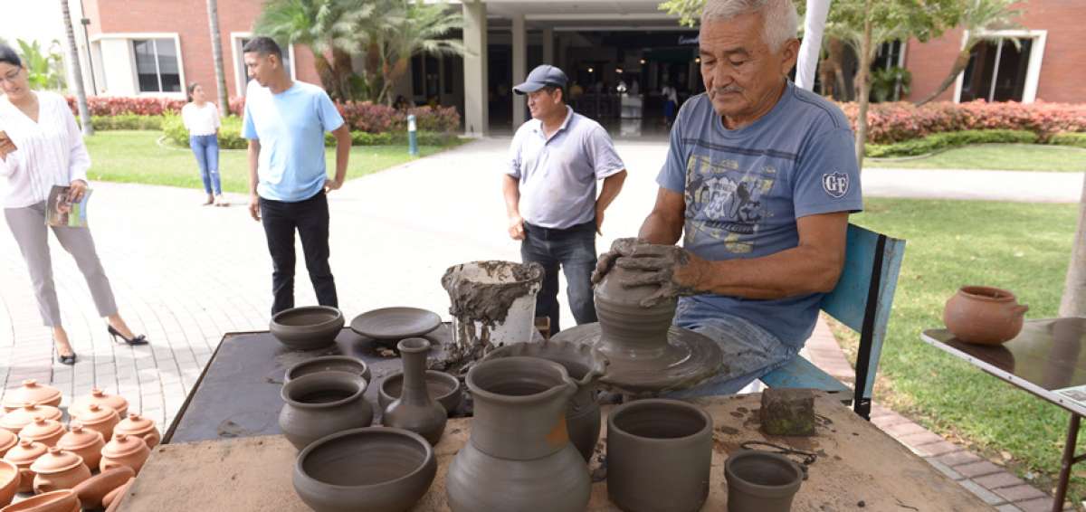 El alfarero Fernando Vargas, de 65 a&ntilde;os, viene ejerciendo esta tradici&oacute;n que hered&oacute; de su padre y de su abuelo. Indica que gracias a su oficio ha recorrido Ecuador y ha llevado el sustento econ&oacute;mico a su familia.