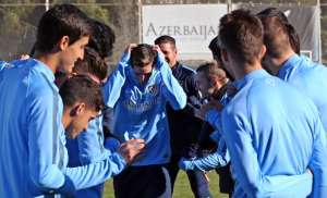 Fernando Torres (c.) fue recibido por sus compa&ntilde;eros de equipo. Foto: Tomada de @Atleti