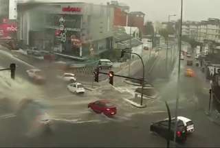 Fuertes lluvias provocan cierres viales en Quito