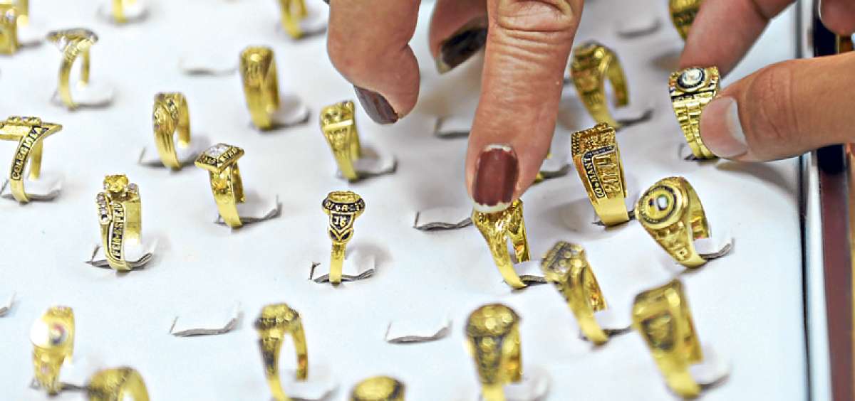 En el Centro Hist&oacute;rico de Quito a&uacute;n se pueden encontrar talleres de uno de los oficios m&aacute;s antiguos: la joyer&iacute;a. Algunos aplican t&eacute;cnicas modernas, otros prefieren utilizar m&eacute;todos tradicionales. Foto: &Aacute;lvaro P&eacute;rez / El Tel&eacute;grafo