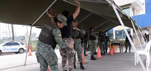 Afuera de la c&aacute;rcel Regional, los militares instalaron una carpa donde revisan a las personas civiles y uniformadas.