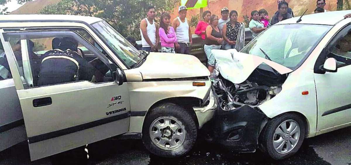 Seis personas resultaron con golpes, tras el choque frontal de dos carros en una v&iacute;a de la parte alta de El Oro.  
