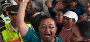 Varios manifestantes se pararon frente al Palacio Municipal para pedir la legalizaci&oacute;n de barrios