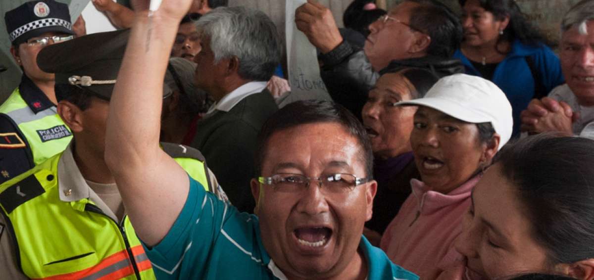 Varios manifestantes se pararon frente al Palacio Municipal para pedir la legalizaci&oacute;n de barrios