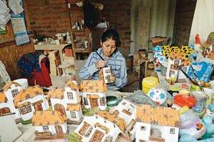 Los juguetes son algunos de los objetos m&aacute;s tradicionales que se elaboran en la parroquia La Victoria, aunque los artesanos tambi&eacute;n cumplen con las demandas de la construcci&oacute;n.