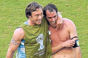 Diego Lugano celebra la clasificaci&oacute;n con Diego God&iacute;n. Cuando Lugano no es capit&aacute;n, God&iacute;n se pone la banda. Foto: AFP